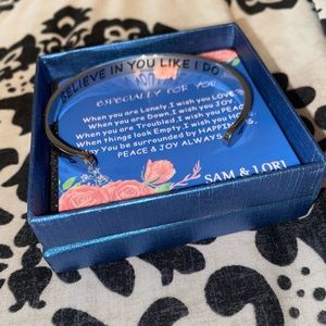 Silver bracelet with two arrows and a quote